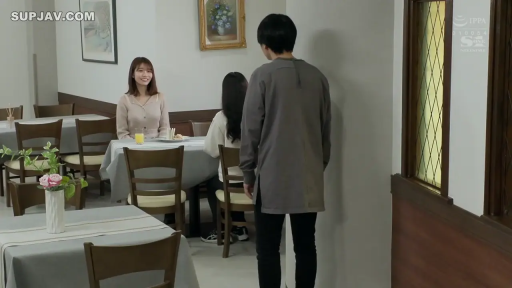 坐姿 · 交谈 · 微笑 · 远景 · 针织衫 · 餐厅