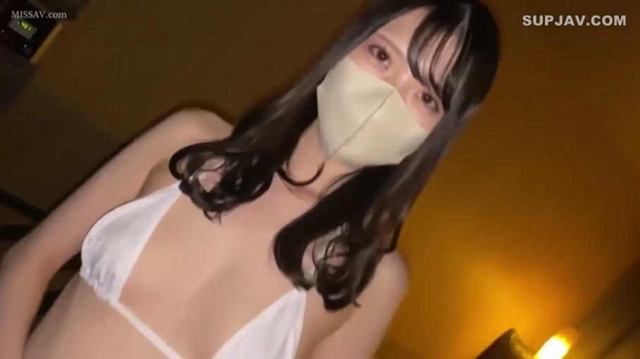 室内 · 面部 · 陶醉 · 特写 · 仰头 · 裸露 · 百叶窗 · 口技