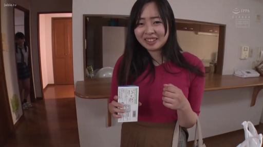 室内 · 俯身 · 特写 · 面部与胸部 · 灿烂 · 白色蕾丝内衣 · 对镜微笑 · 欧式座椅