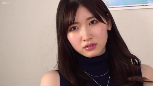 室内 · 迷離 · 凝視 · 头部特写 · 正面 · 高领无袖上衣