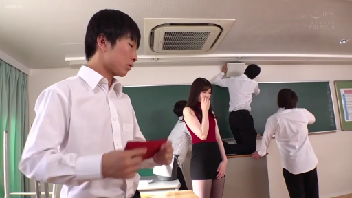 教室 · 站立 · 羞涩 · 全景 · 黑色包臀裙 · 教师 · 红色卡片 · 围观