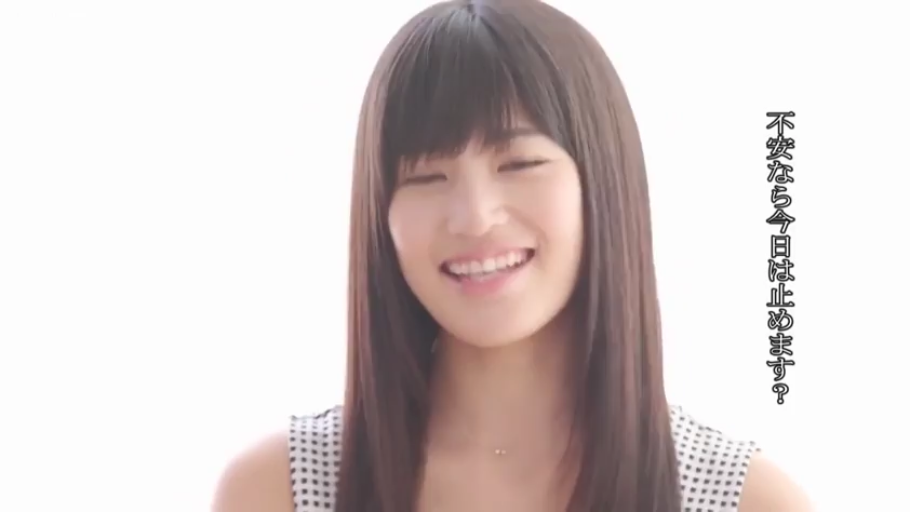 Indoor photography studio · 面部特写 · Front-facing lens · 微笑交谈 · 黑长直齐刘海 · 格子无袖上衣 · 甜美羞涩