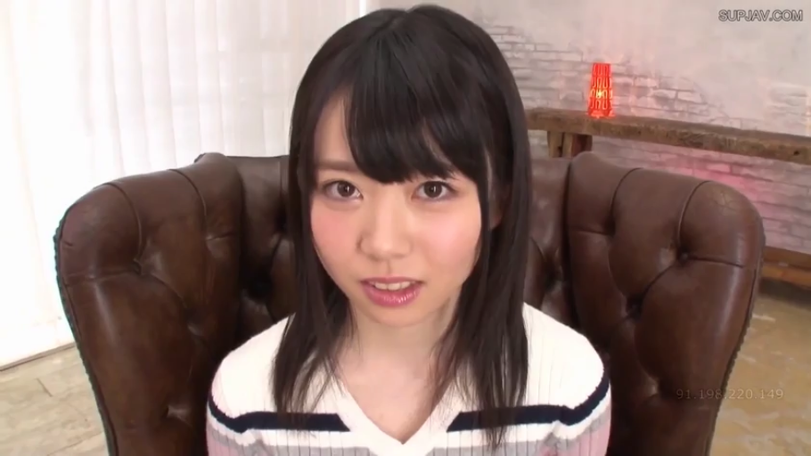 室內 · 坐姿 · 臉部特寫 · 条纹针织衫