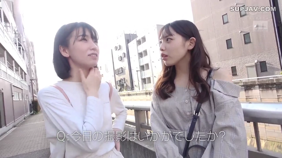 室内 · 脸部特写 · 自然 · 木椅 · 说话 · 正面坐姿 · 休闲上衣 · 个人自述
