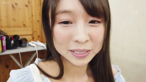 Close-up of the face · Smile · Eye contact · Room · 露肩装 · Front face · 熨衣板