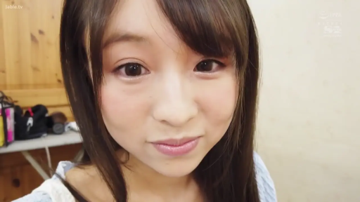 室内 · 微笑 · 面部特写 · 注视镜头 · 置物架 · 长发 · 蓝色上衣 · 正面坐姿