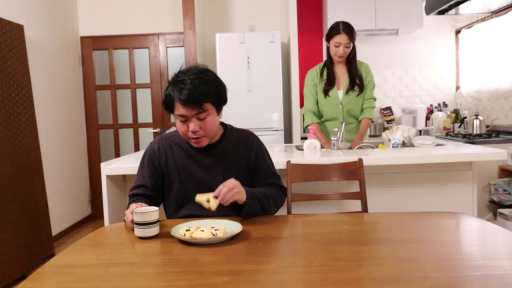 坐姿 · 自然 · 休闲装 · 居家 · 厨房 · 进食 · 餐具