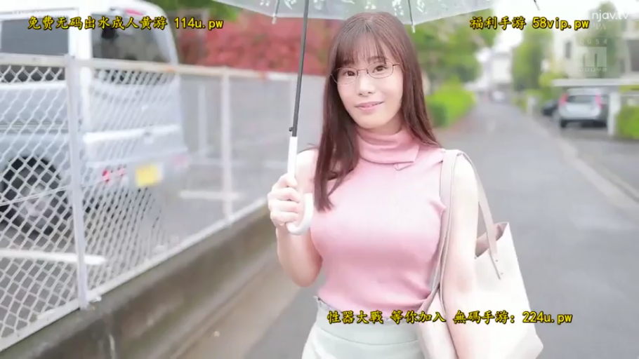 雨伞 · 微笑 · 半身 · 粉色无袖高领衫 · 注视 · 熟女 · 室外街道 · 撑伞站立