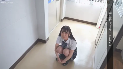 蹲姿 · 中景 · 微笑 · 学生服 · 走廊 · 俯瞰撮影 · 仰望