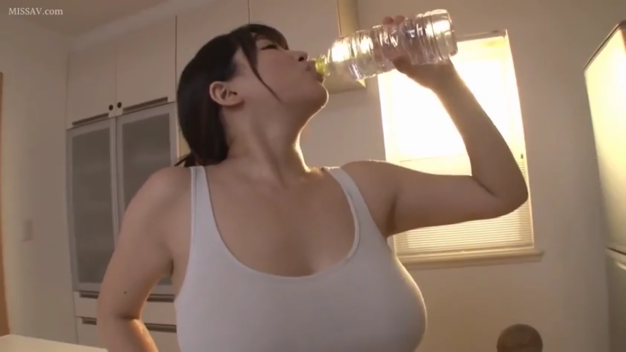 巨乳 · 平静 · 白色背心 · 厨房 · 仰头 · 矿泉水瓶 · 半身照 · 喝水