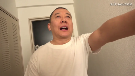 室内 · 白色短袖 · 头部特写 · 伸手