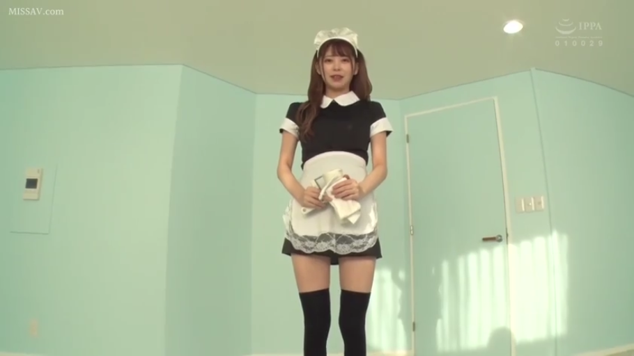 全身 · 角色扮演 · 展示 · 站姿 · 微笑 · 黑色长筒袜 · 抹布 · 蓝色背景房间