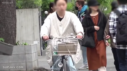 中景 · 休闲装 · 户外街道 · 骑姿