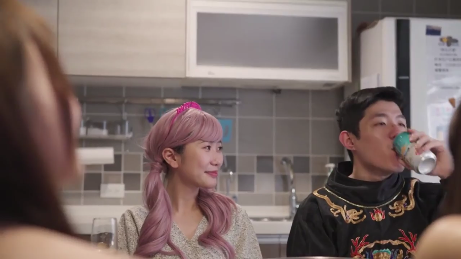 坐姿 · 中景 · 微笑 · 室内厨房 · 粉色双马尾 · 碎花上衣与刺绣装 · 饮酒与注视 · 易拉罐与生日发箍