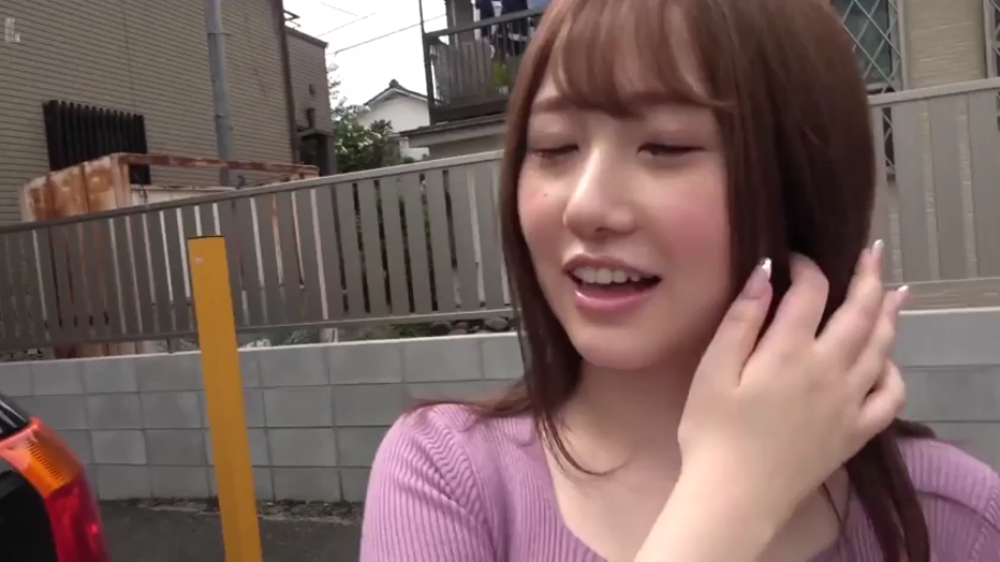 站姿 · 微笑 · 面部特写 · 清纯 · 紫色毛衣 · 撩发 · 户外街道