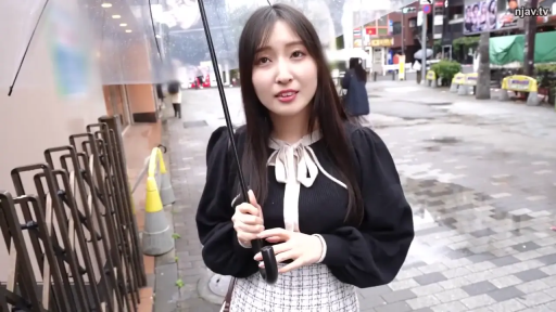 站立 · 中景 · 自然 · 屋外通り · 傘 · 生活化场景 · 休闲常服 · 傘を差して歩く