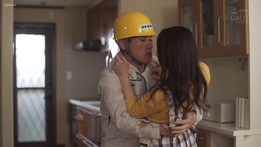 全身 · 角色扮演 · 厨房 · 动情 · 站立拥抱 · 安全帽 · 亲昵挑逗 · 工装配黄色头盔