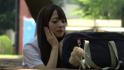 忧郁 · 校服 · 中景 · 长发 · 公园 · 托腮 · 书包 · 等待