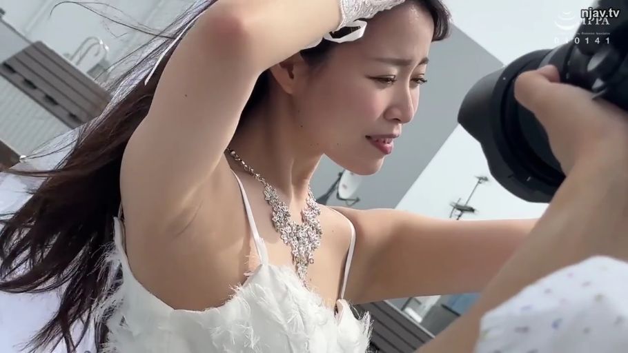 室内 · 拥抱 · 局部特写 · 亲密接触 · 蕾丝手套 · 肩颈