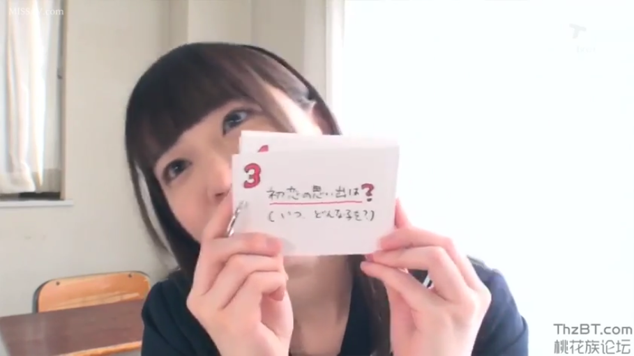 室内 · 面部 · 站立 · 平静 · 注视 · 便服 · 熟女
