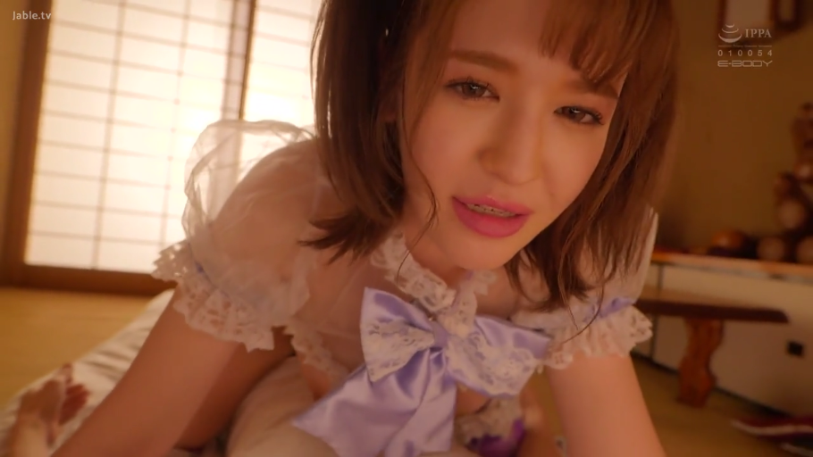 俯身 · 脸部特写 · 和室 · 蕾丝女仆装