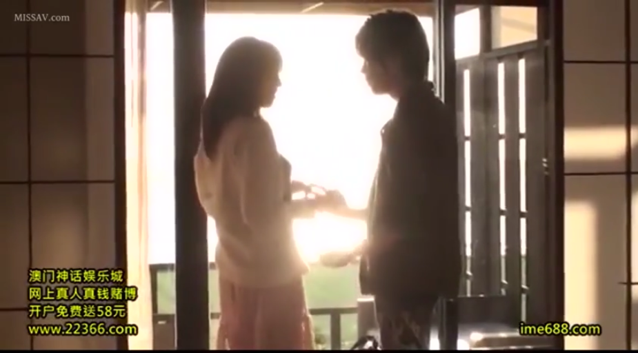 室内 · 站立 · 中景 · 休闲装 · 交流 · 深情 · 逆光