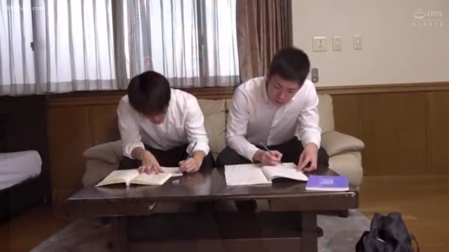 室内 · 坐姿 · 专注 · 中景 · 白衬衫 · 双人 · 书本 · 书写