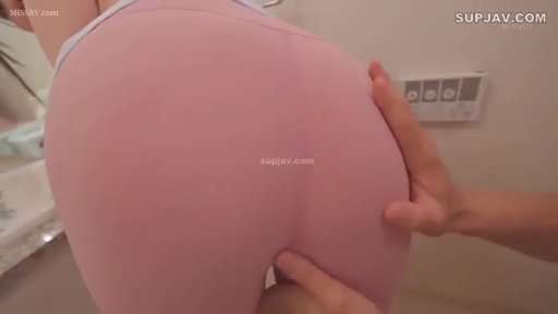 站立 · 臀部 · 洗手间 · 洗手台 · 局部特写 · 抚摸臀部 · 粉色瑜伽裤