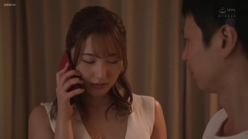 室内 · 面部特写 · 白色无袖上衣