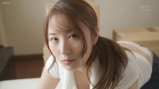 室内 · 严肃 · 俯身 · 脸部特写 · 纸箱 · 凝视 · 白色T恤