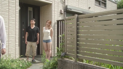 会話 · 站立 · 全景 · 微笑 · 热裤 · 住宅门口 · 日本剧情