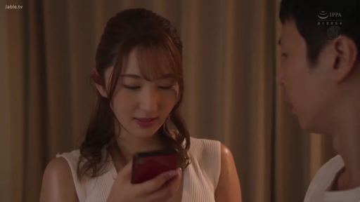 室内 · 站立 · 微笑 · 面部特写 · 打电话 · 白色无袖上衣 · 温婉 · 红色手机