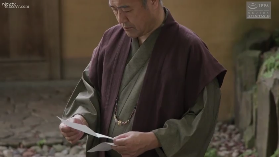 严肃 · 站立 · 半身 · 和服 · 庭院 · 看信 · 中年大叔 · 信纸