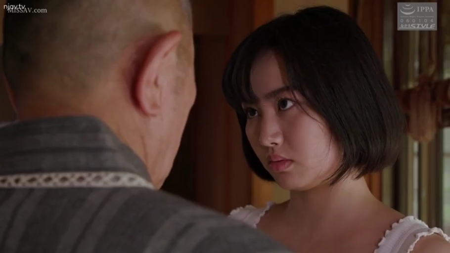 室内 · 真剣 · 站立 · 顔のクローズアップ · 白いレースのキャミソール · 对视 · 年龄差