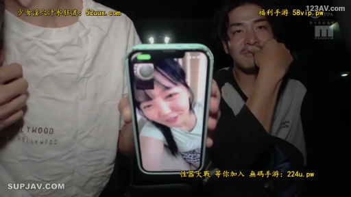 微笑 · 剧情 · 手机 · 手机屏幕 · T恤 · 视频通话 · 手持 · 户外夜晚