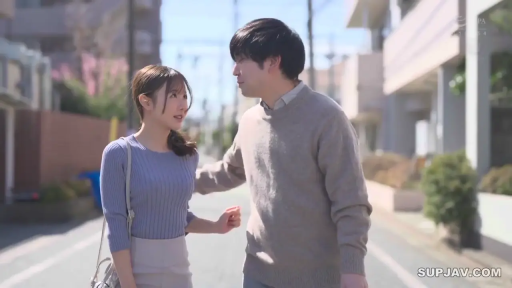 对视 · 站立 · 满足 · 面部特写 · 室外 · 灰色毛衣 · 单肩包 · 阳光