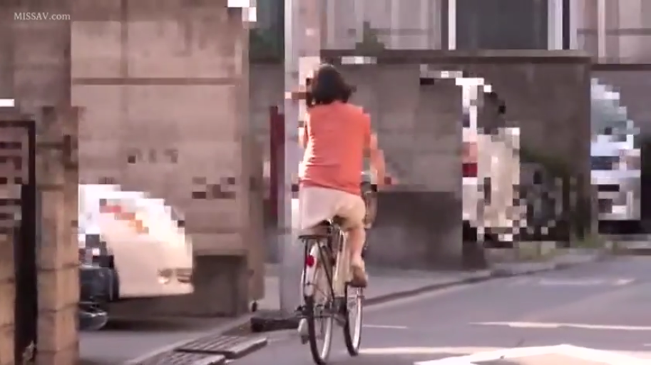 橙色短袖 · 户外街道