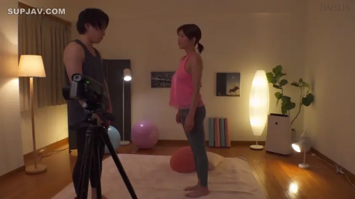 严肃 · 瑜伽裤 · 全景 · 瑜伽球 · 室内灯光 · 准备拍摄 · 对站姿势 · 健身室