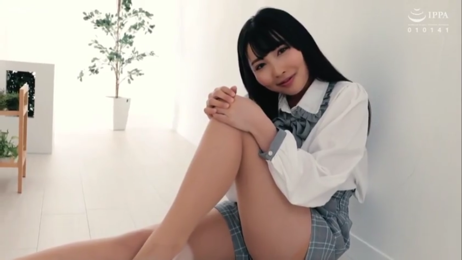 坐姿 · 专注 · 中景 · 客厅沙发 · 透明按摩棒 · 黑色低胸装 · 访谈交谈 · 成人访谈