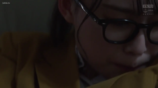 室内 · 眼镜 · 眼镜 · 专注 · 脸部特写 · 观察 · 暗光 · 俯首