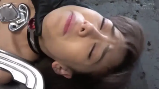 闭眼 · 面部特写 · 躺姿 · 短发 · 昏迷 · 颈饰 · 室内地面 · 特摄皮套服装