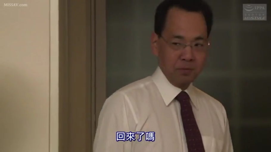 室内 · 眼镜 · 站立 · 平静 · 领带 · 半身 · 熟男 · 注视