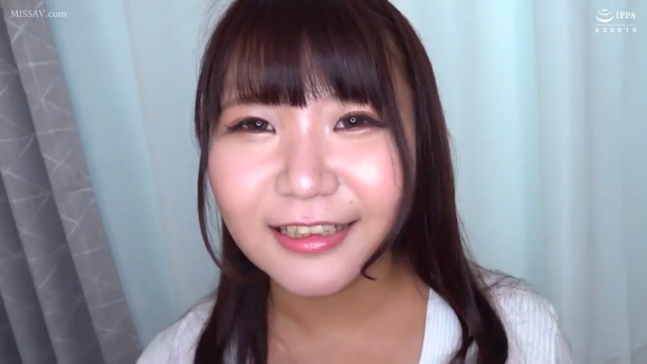 室内 · 脸部特写 · 甜美 · 白色上衣 · 对视 · 正面