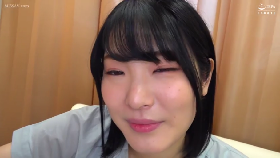 室内 · 坐姿 · 护士服 · 微笑 · 面部特写 · 注视 · 近景