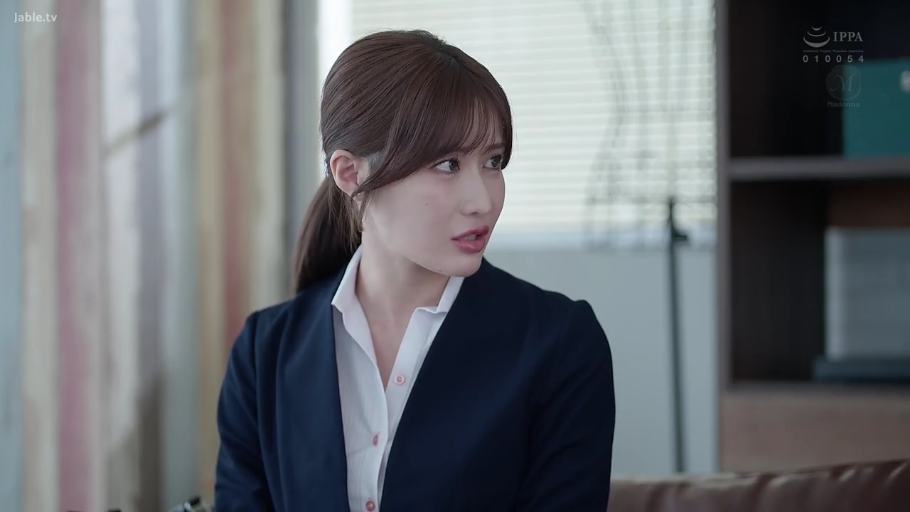 室内 · 坐姿 · 半身 · 职业装 · 熟女 · 忧虑 · 倾听