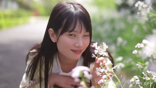 俯身 · 面部特写 · 白色上衣 · 户外公园 · 俏皮微笑 · 花朵 · 赏花 · 唯美清新