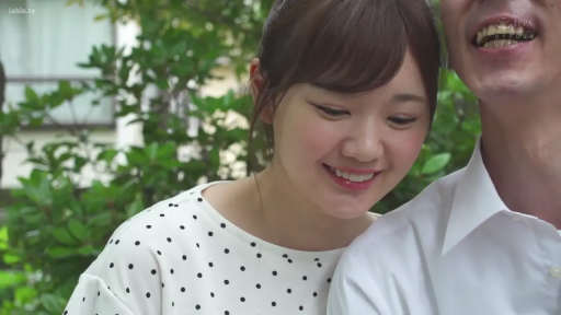 顔部のクローズアップ · 微笑 · 交流 · 屋外 · アダルトビデオのスクリーンショット · 依偎 · 波点上衣