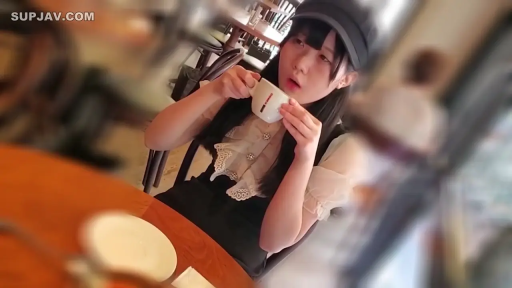 坐姿 · 脸部 · 平静 · 茶杯 · 餐厅 · 模糊效果 · 饮用 · 时尚衬衫