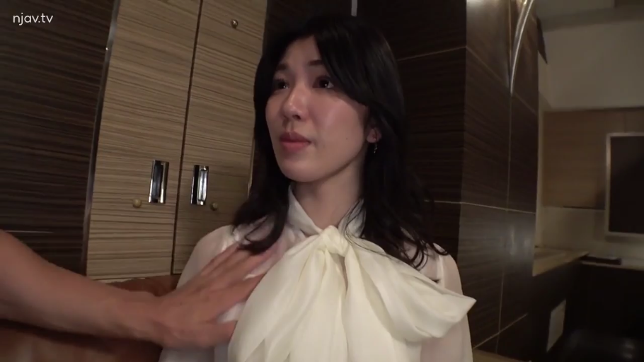 面部 · 站姿 · 房间 · 摸胸 · 迷茫 · 白色蝴蝶结衬衫