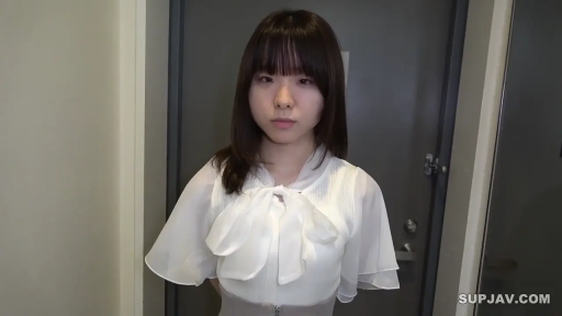 室内 · 站立 · 面对镜头 · 冷淡 · 半身像 · 黑直发 · 白色雪纺衫